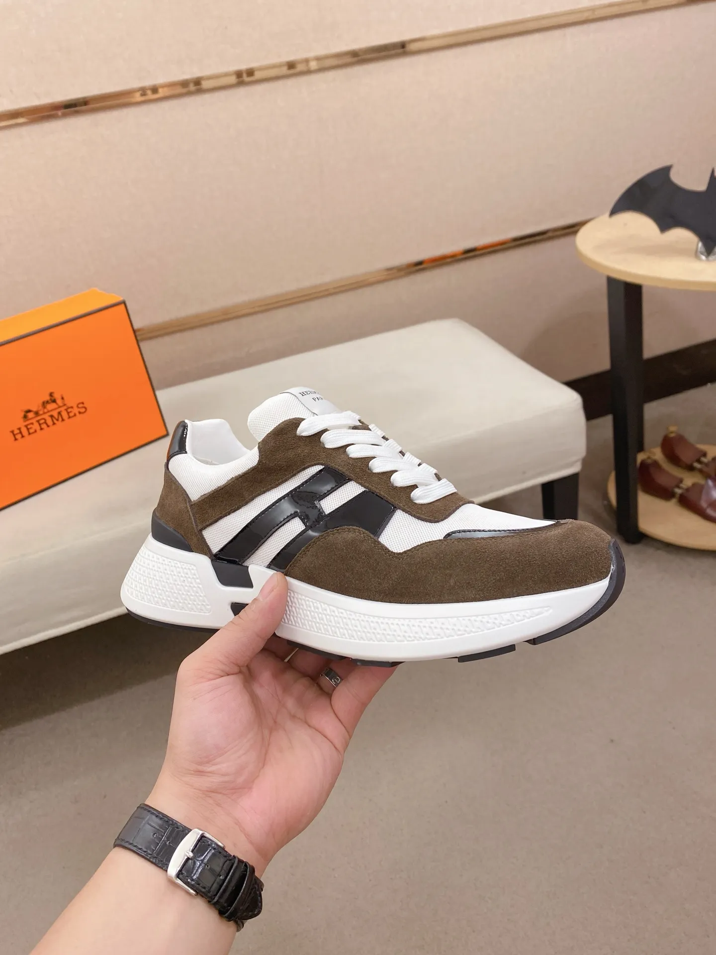 Factory price: 560💰《HERMES》【Classic Original Version】Hermès; Top 🔝 Purchasing Agency 🔍🔍Men's latest 🇺🇸 counters are on sale simultaneously, imported from Italy original ▲▲cowhide ▲▲ (high-end, nobility, class) ) Exquisite workmanship (Italian 🇮🇹 imported water-dyed 🐂 cowhide lining) sole: original sole provided by the original factory, ⚠️exclusive double-layer activity·TPR·rubber·combined molded outsole; super comfortable·wear-resistant·non-slip·environmental protection The real thing is more beautiful if you take the real thing (high quality, follow the order). You can enter and exit the counter at will * Number of yards: 38-44 (45 can be customized and cannot be returned or exchanged)